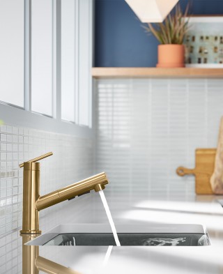 This small and mighty Crue kitchen faucet is perfect for compact kitchens. 
  Crue™ single-handle kitchen faucet